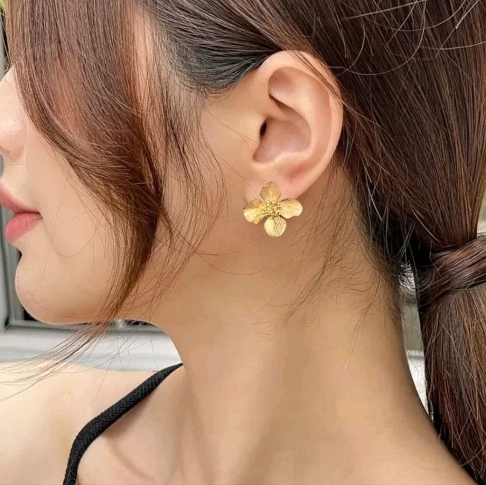 $5.95 Shipping 18K Gold Flower Earrings - Picture 3 of 4